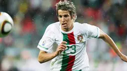 Aksi defender Portugal Fabio Coentrao di laga penyisihan Grup G PD 2010 melawan Pantai Gading yang berlangsung di Nelson Mandela Bay Stadium, Port Elizabeth, 15 Juni 2010. AFP PHOTO / KARIM JAAFAR 