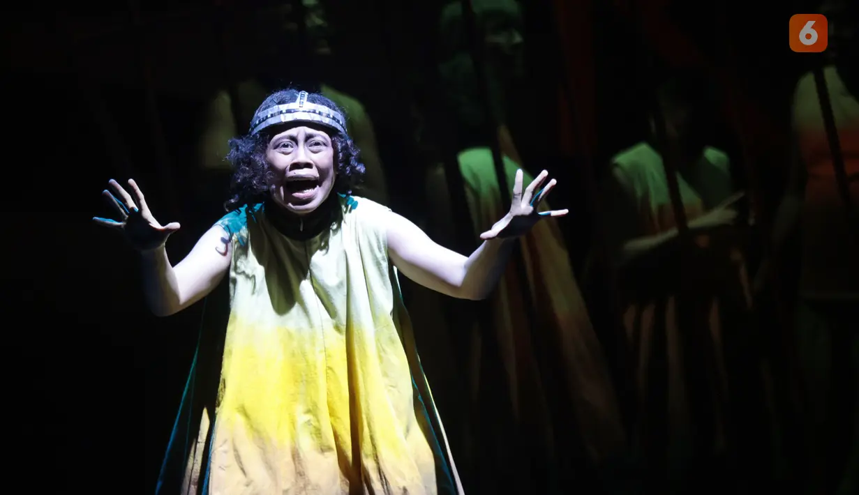 Para aktor Teater Koma menampilkan adegan dalam pementasan Rumah Sakit Jiwa di Graha Bhakti Budaya, Taman Ismail Marzuki, Jakarta, Rabu (29/7/2026). Produksi ke-237 Teater Koma yang berkolaborasi dengan Bakti Budaya Djarum Foundation ini kembali menghadirkan karya almarhum N. Riantiarno dengan interpretasi artistik baru yang merefleksikan isu kemanusiaan, relasi kuasa, dan kesehatan mental yang tetap relevan di tengah perkembangan zaman. (KLY/ Budy Santoso)