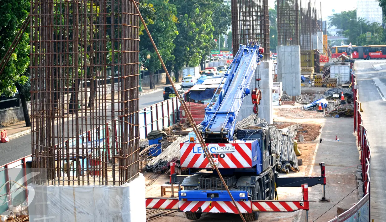Suasana proyek pembangunan jalan layang khusus bus Transjakarta paket Taman Puring terlihat sepi, Jakarta, Rabu (15/7/2015). Proyek pembangunan ini berhenti sementara selama libur Lebaran. (Liputan6.com/Yoppy Renato)