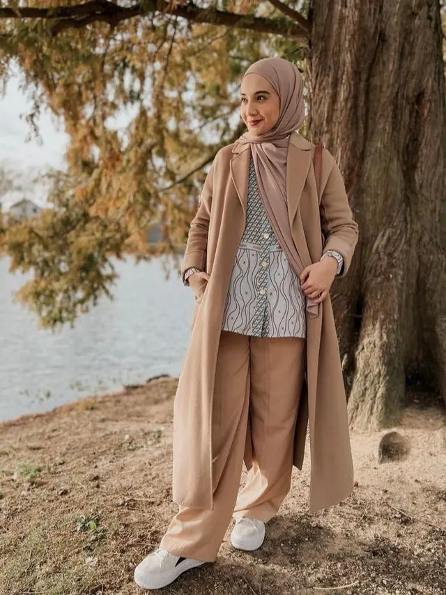 8 Gaya Hijab Zaskia Sungkar Liburan di Eropa Sambil Momong Ukkasya, Curi Perhatian