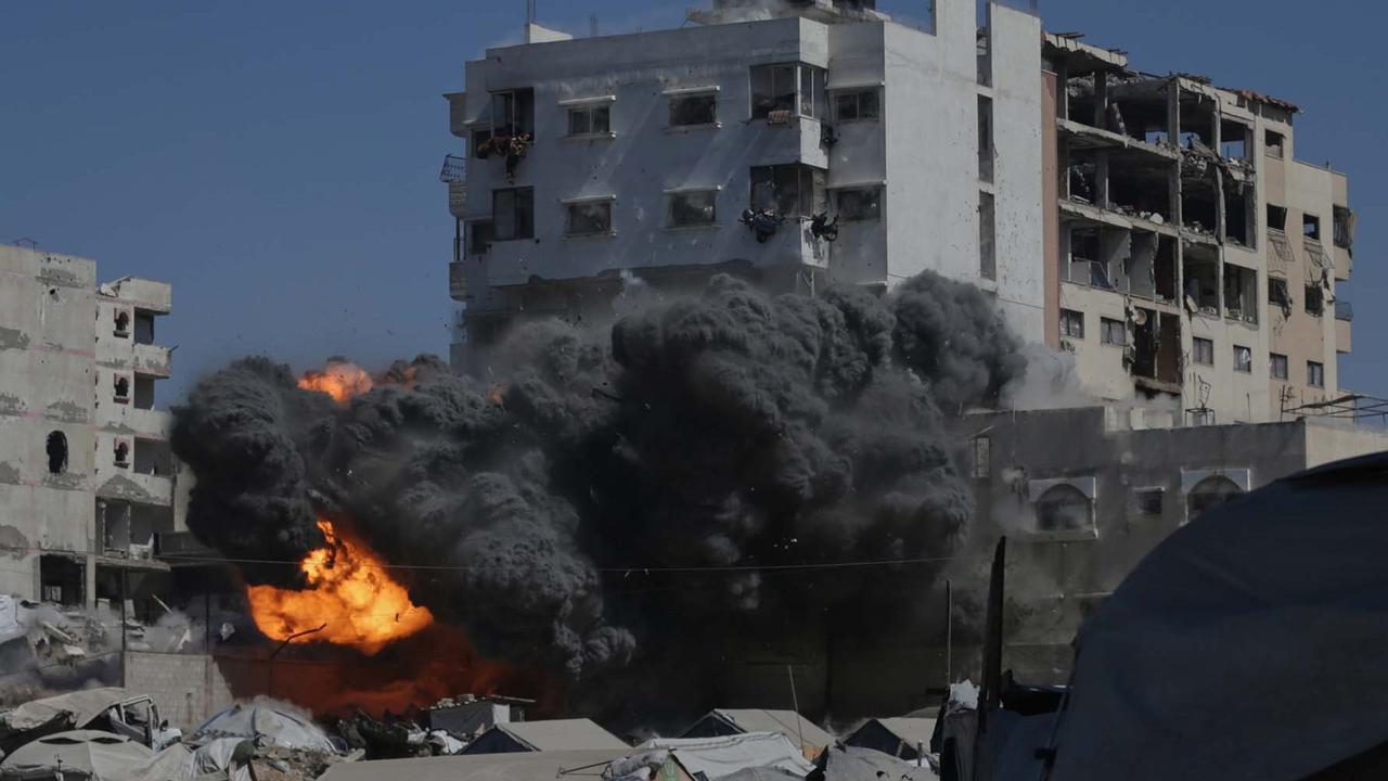 FOTO: Detik-Detik Rudal Israel Hantam Gedung Bertingkat di Gaza, Warga Tetap Bertahan di Tengah Gempuran