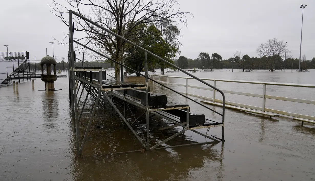 Lapangan olahraga dibanjiri di Camden di pinggiran Sydney, Australia, Senin (4/7/2022). Hujan lebat menyebabkan air banjir naik dan sungai meluap dalam apa yang disebut pihak berwenang sebagai keadaan darurat yang mengancam jiwa. (AP Photo/Mark Baker)