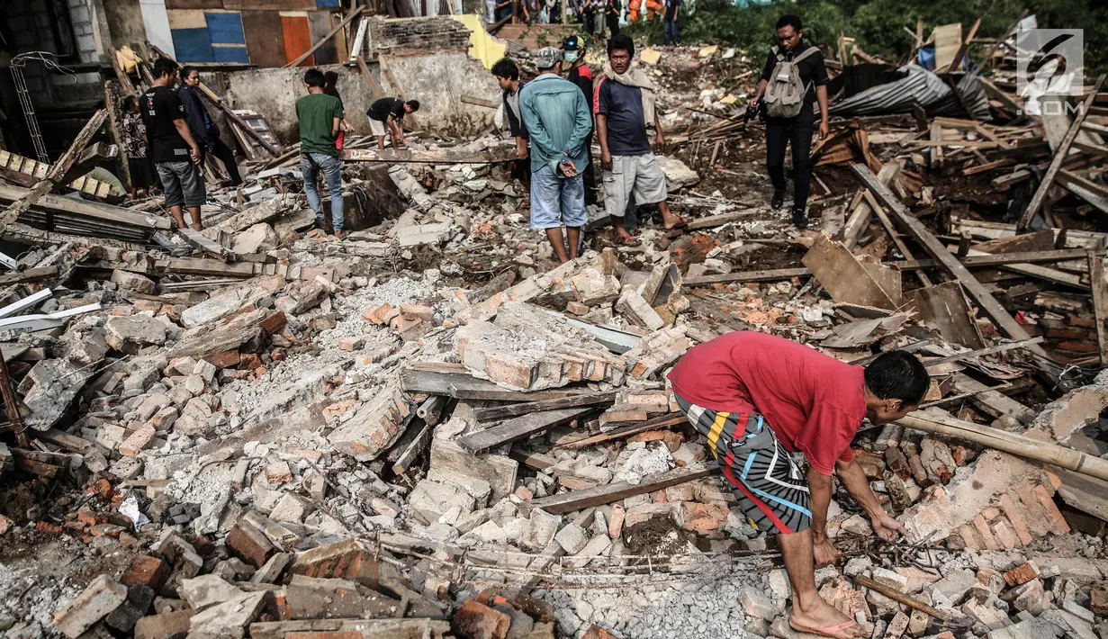 Sejumlah warga mencari yang tersisa dari penertiban bangunan di bantaran Sungai Ciliwung, kawasan Bukit Duri, Jakarta Selatan, Selasa (11/7). Terdapat 355 bangunan yang ditertibkan guna menanggulangi banjir di Jakarta ini (Liputan6.com/Faizal Fanani)