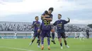 Para pemain Persita merayakan gol yang dicetak oleh Andrejic Aleksa ke gawang Borneo dalam laga BRI Super League 2025/2026 di Indomilk Arena, Tangerang, Banten, Jumat (09/01/2026). (Bola.com/Bagaskara Lazuardi)