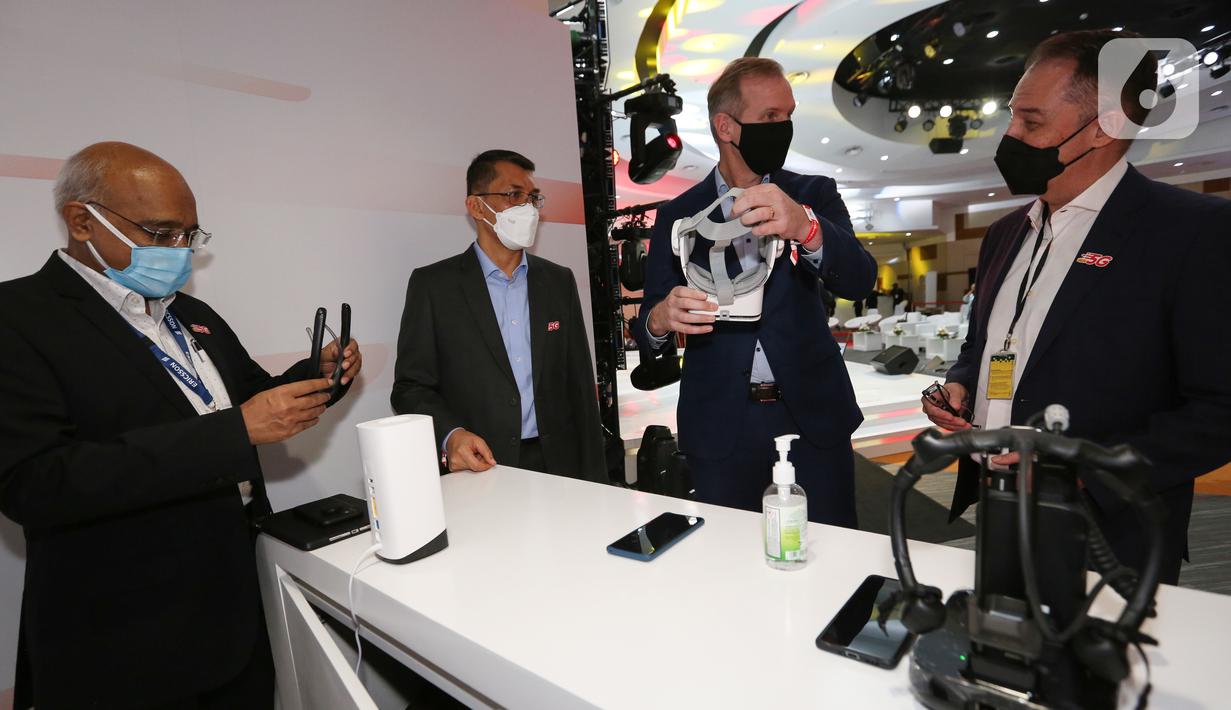 Director & Head of Network Solutions Ericsson Indonesia ,Ronni Nurmal (tengah) dan jajaran Director Indosat Ooredoo di booth Ericsson, Jakarta (26/8/2021). Ericsson memperkuat jaringan 5G melalui Ericsson Radio System, termasuk Ericsson Spectrum Sharing. (Liputan6.com/Fery Pradolo)