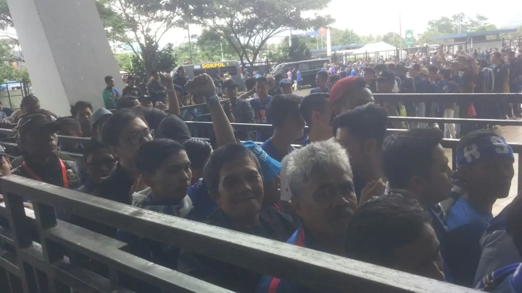 Bobotoh mengantri masuk stadion Gelora Bandung Lautan Api untuk menyaksikan laga pembuka Piala Presiden 2018. (Liputan6.com/Kukuh Saokani)