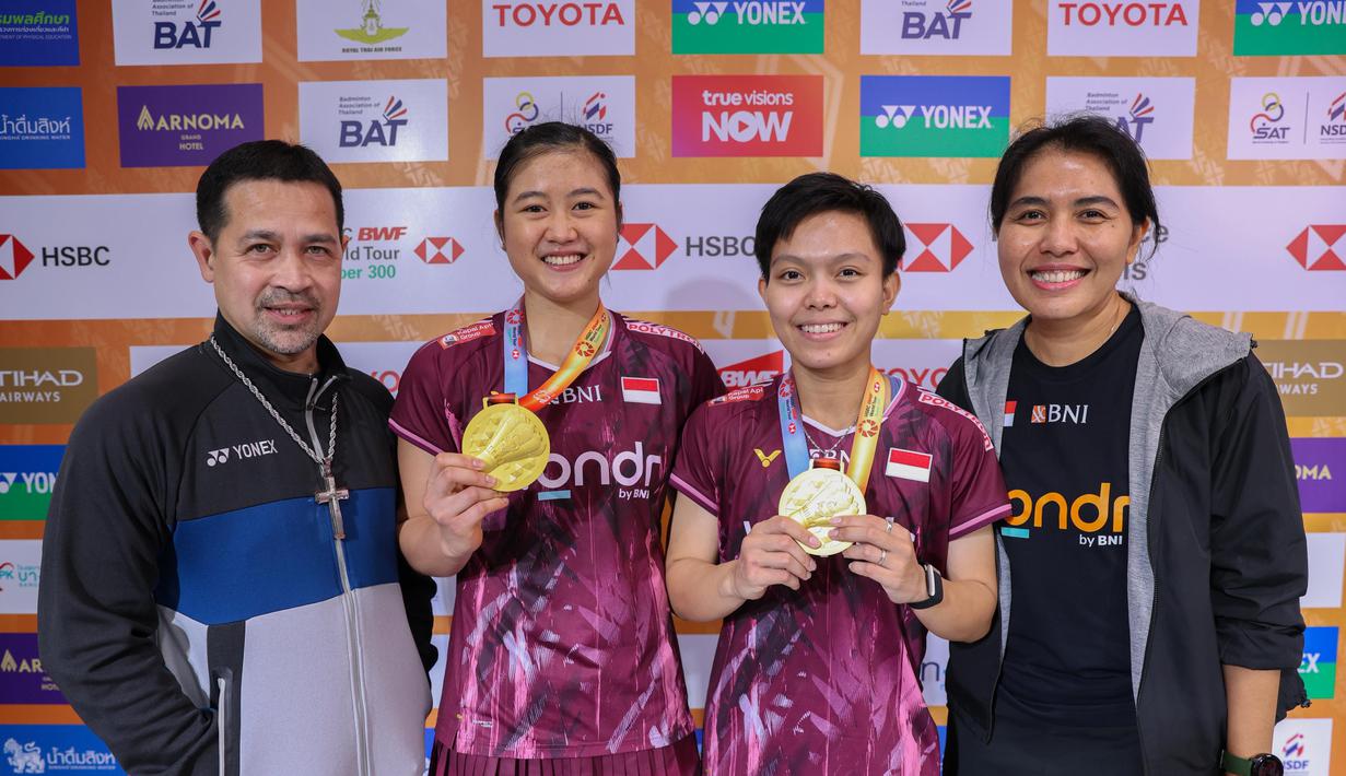 Pasangan ganda putri Indonesia, Amalia Cahaya Pratiwi/Siti Fadia Silva Ramadhanti (tengah) berfoto dengan para pelatihnya usai menjuarai Thailand Masters 2026 di Stadion Nimibutr, Bangkok, Thailand, Minggu (1/2/2026) siang WIB. (Dok. PBSI)