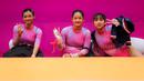 Tim senam putri Indonesia, Larasati Rengganis (kiri), Salsabilla Hadi Pamungkas (tengah), dan Alarice Mallica Prakoso (kanan) berfoto bersama saat melakukan podium training jelang Kejuaraan Dunia Gimnastik 2025 di Indonesia Arena, Senayan, Jakarta, Sabtu (18/10/2025). (Bola.com/Bagaskara Lazuardi)