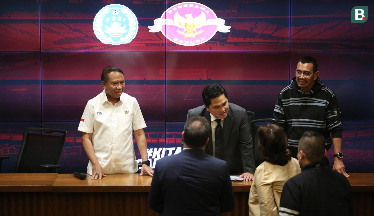 Ketua Umum PSSI, Erick Thohir berbicara dengan perwakilan Konfederasi Sepak Bola Argentina (AFA) dan pihak sponsor, manajer Timnas Argentina, Daniel Cabrera, Oltre Consulting Account, Maria Cristina Russo dan Supporter of Oltre Consulting Account, Pablo Sebastian Wergifker saat konferensi pers pengumuman resmi FIFA Matchday antara Timnas Indonesia melawan Argentina di ruang media Stadion Utama Gelora Bung Karno (SUGBK), Jakarta, Rabu (24/05/2023). (Bola.com/Bagaskara Lazuardi)