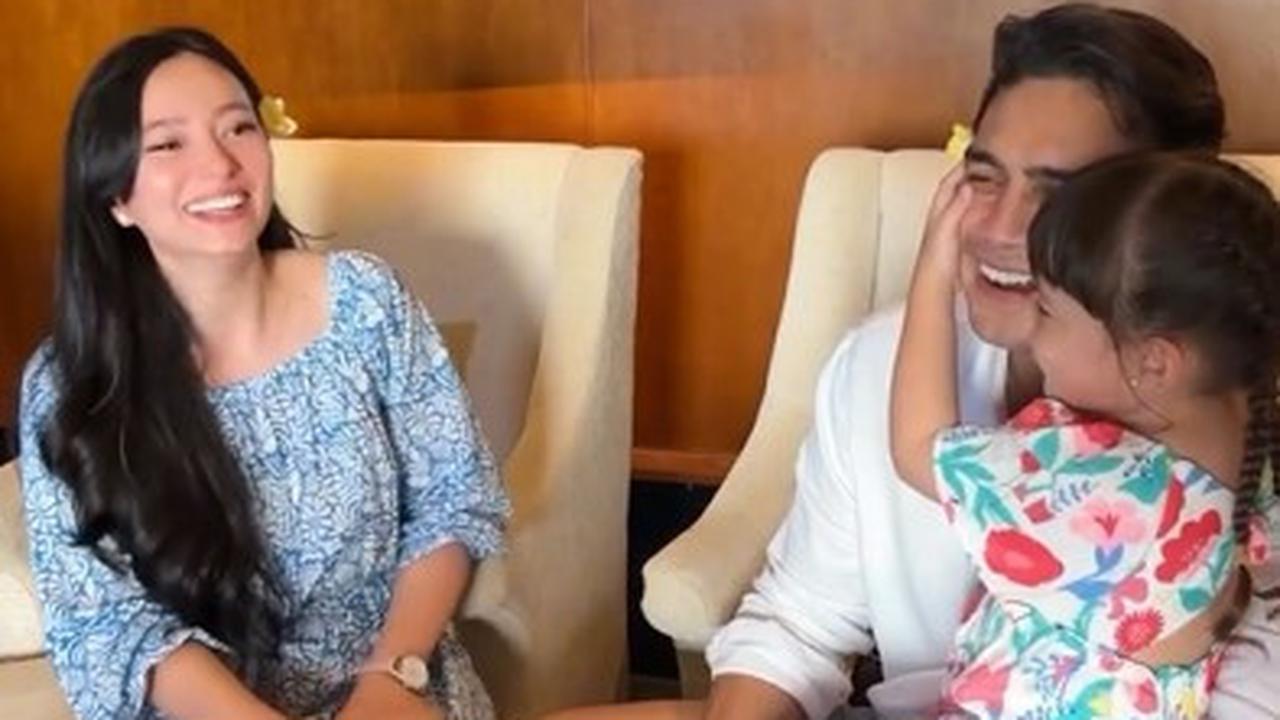 Asmirandah semakin sulit menahan tawa melihat kelucuan Chloe yang menggemaskan ini.<br><br>