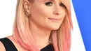 Miranda Lambert tampil cantik dengan rambut ombre berwarna pinknya di CMA Awards ke-49 (John Shearer/WireImage/USMagazine)