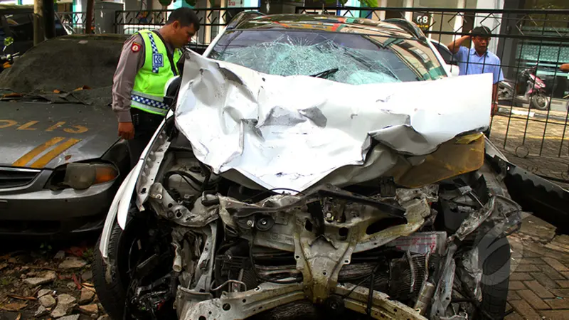 Bangkai Outlander Maut Teronggok di Polres Jakarta Selatan