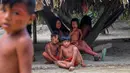 Aktivitas anggota suku Waiapi di desa Manilha di negara bagian Amapa, Brasil (14/10). Dalam beberapa bulan terakhir penduduk suku Waiapi banyak meninggal akibat terkena serangan penyakit. (AFP Photo/Apu Gomes)