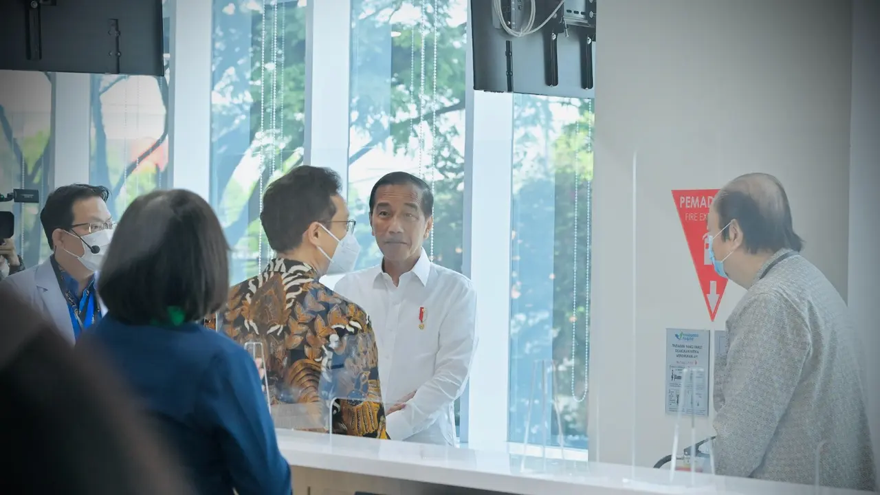 Presiden Jokowi bersama Menkes Budi Gunadi Sadikin dalam peresmian Mayapada Hospital Bandung (Foto: Biro Pers Sekretariat Presiden)