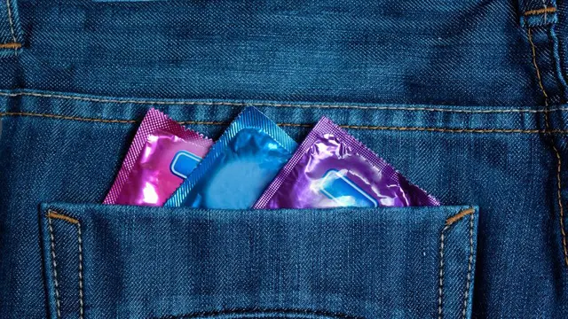 Lebih Baik Mana, Kondom Aneka Rasa atau Kondom Konvensional?