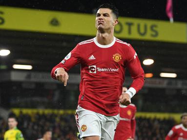 Manchester United berhasil menang tipis 1-0 atas tuan rumah Norwich City lewat gol penalti Cristiano Ronaldo dalam laga pekan ke-16 Liga Inggris, Sabtu (11/12/2021). Namun, kemenangan susah payah tersebut beum memuaskan Ralf Rangnick atas kinerja pasukannya. (AFP/Daniel Leal)