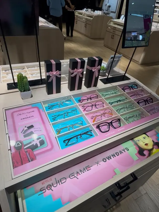 Kolaborasi Unik OWNDAYS x Squid Game, Kacamata Fashionable yang Terinspirasi dari Young Hee Doll hingga Pink Guards!