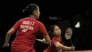 Pasangan Indonesia Anggia Shitta Awanda/Ni Ketut Mahadewi Istirani, berusaha mengembalikan kok. Mereka gagal mengikuti jejak Tontowi Ahmad/Liliyana Natsir ke partai final Indonesia Open Super Series Premier 2017. (Bola.com/M Iqbal Ichsan)