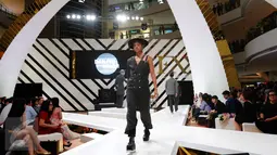 Model membawakan busana koleksi Danjyo Hiyoji saat penutup Fashion Nation Tenth Edition (FNX) di Senayan City, Jakarta, Sabtu (23/4). Koleksi Danjyo Hiyoji kali ini berhasil memberikan kombinasi warna yang unik. (Liputan6.com/Angga Yuniar)