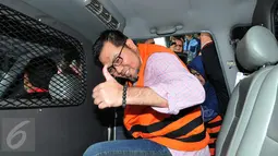 Bupati Empat Lawang Budi Antoni Al Jufri dan istrinya Suzana Budi Antoni saat di mobil tahanan KPK, Jakarta, Rabu (2/9). Berkas keduanya terkait kasus dugaan suap sengketa Pilkada Empat Lawang di MK sudah rampung alias P21. (Liputan6.com/Andrian M Tunay)
