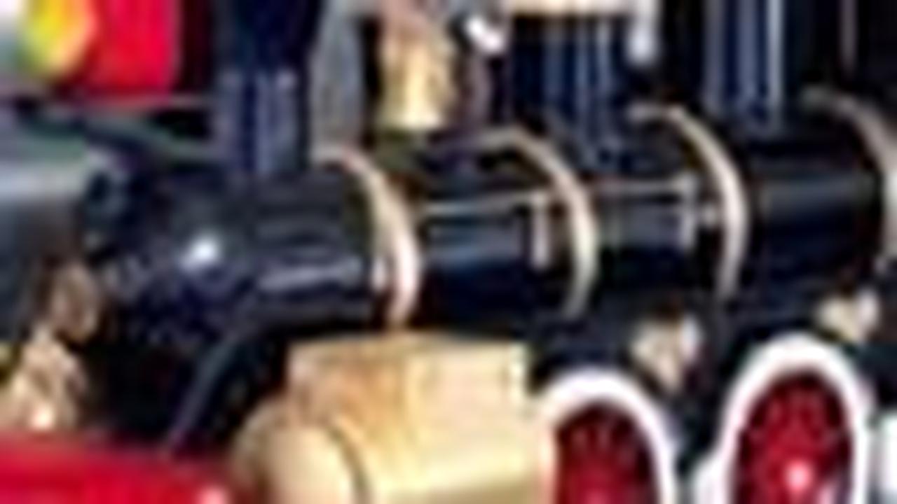 VIDEO Bikin Kereta Api dari Cokelat, Mirip Kereta Asli Ada Asapnya