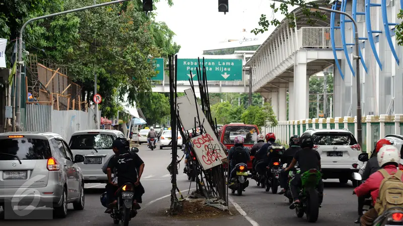20151215-Besi Tiang Monorel Bahayakan Pengguna Jalan-Jakarata- Helmi Fithriansyah