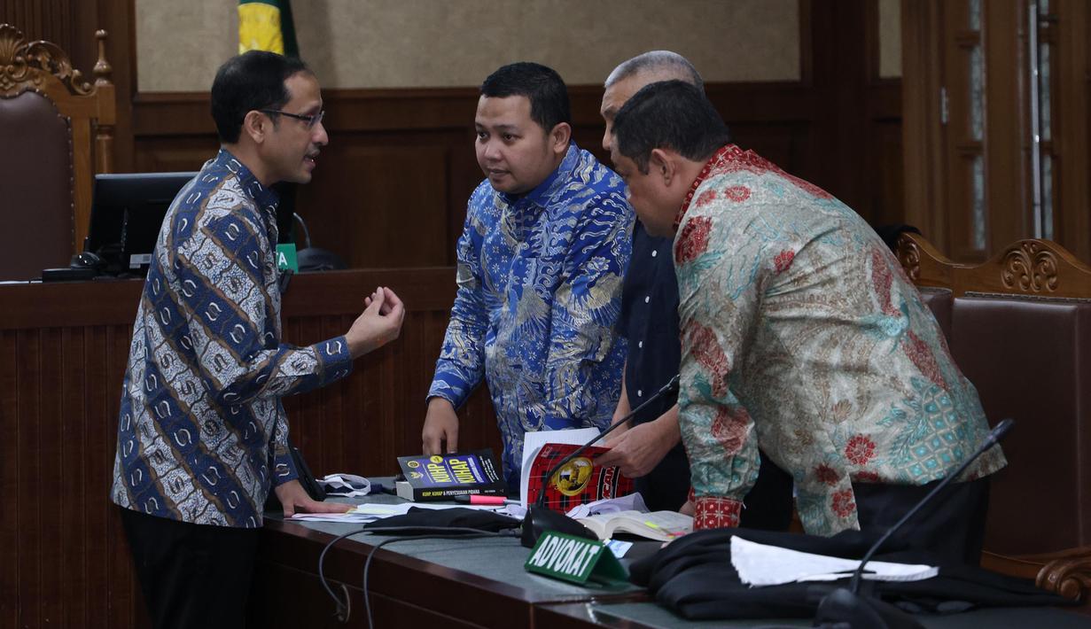 Dalam persidangan, Nadiem Makarim menjelaskan keberadaan tim bayangan atau shadow tim di Kemendiktisaintek. Tampak dalam foto, mantan Menteri Pendidikan, Kebudayaan, Riset, dan Teknologi (Mendikbudristek), Nadiem Makarim (kiri), usai mengikuti sidang lanjutan di Pengadilan Tindak Pidana Korupsi (Tipikor) Jakarta, Senin (11/5/2026). (merdeka.com/Arie Basuki)