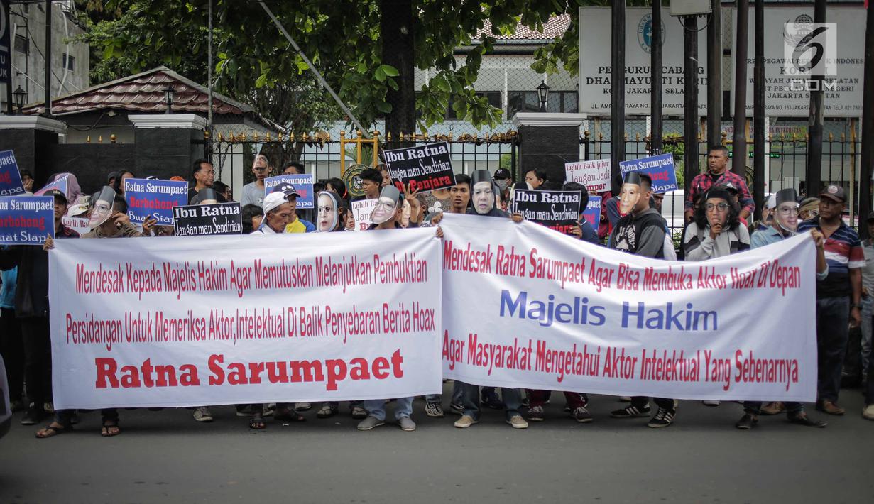 Massa yang mengatasnamakan Gerbang (Gerakan Anak Bangsa) membentangkan spanduk dalam unjuk rasa di depan PN Jakarta Selatan, Selasa (19/3). Mereka meminta Ratna Sarumpaet membongkar aktor intelektual dalam penyebaran hoaks. (Liputan6.com/Faizal Fanani)