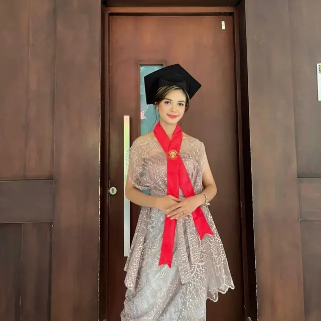 Claudia Andhara wisuda S-2 (Foto: Instagram claudiaudie)