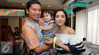 Gading Marten dan Gisella Anastasia bersama sang putri, Gempita Noura Marten. [Foto: Herman Zakharia/Liputan6.com]