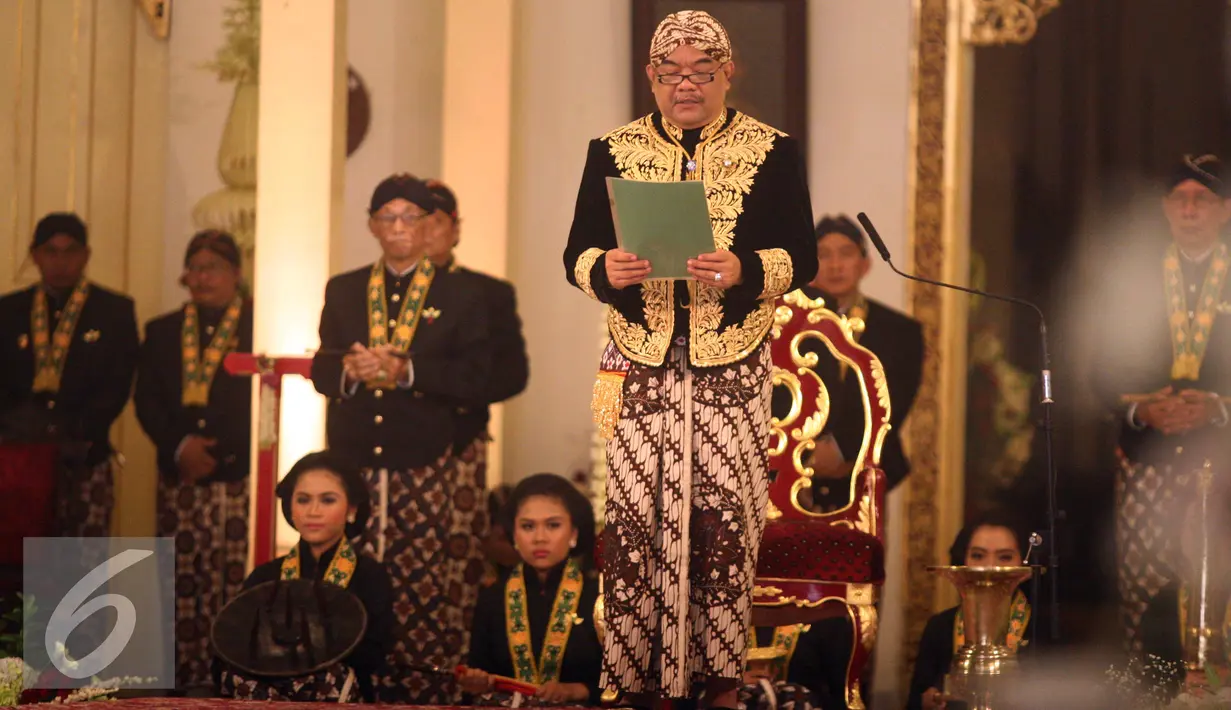 KGPH Prabu Suryodilogo membacakan maklumat usai dinobatkan menjadi Raja kadipaten Puro Pakualaman di Bangsal Sewotomo, Yogyakarta, Kamis (7/1/2016). KGPH Prabu Suryodilogo  memperoleh gelar gelar KGPAA Paku Alam X. (Liputan6.com/Boy Harjanto)