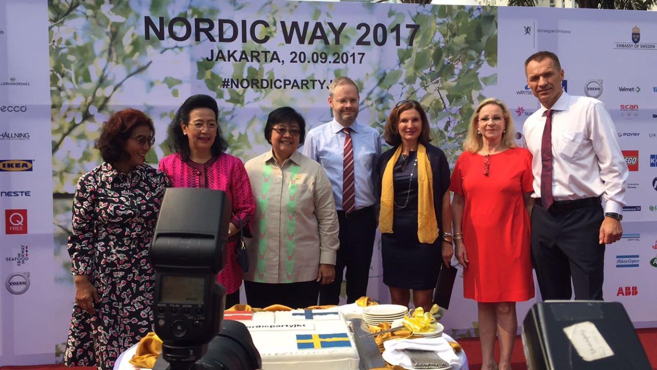 Menteri Kelautan dan Perikanan Susi Pudjiastuti, Menteri Lingkungan Hidup dan Kehutanan Situ Nurbaya memotong kue di Pesta Nordic bersama duta besar Norwegia, Swedia, Finlandia dan Denmark untuk Indonesia (Liputan6.com/Teddy Tri Setio Berty)