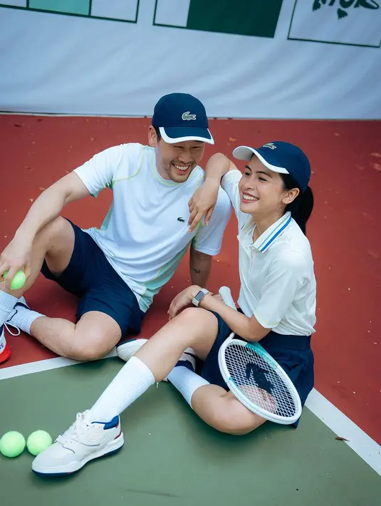 Look kedua, Maudy Ayunda dan Jesse Choi sama-sama kenakan atasan putih dan bawahan navy. [@maudyayunda]