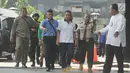 Ketua Komis‎i B DPRD Jawa Timur, Mochammad Basuki dikawal petugas untuk menjalani pemeriksaan di gedung KPK, Jakarta (6/6). KPK melancarkan Operasi Tangkap Tangan (OTT) di daerah Jawa Timur. (Liputan6.com/Helmi Afandi)