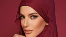 Kerudung tersebut dipadukan baju maroon. Memiliki wajah look arabian, Tasya pun tampil menawan mengenakan kerudung.  [@tasyafarasya]
