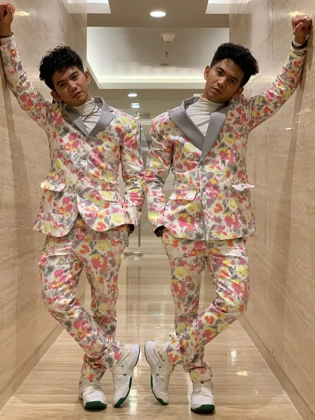 6 Pemotretan Rizki dan Ridho saat Pakai Jas Kembar, Makin Kompak