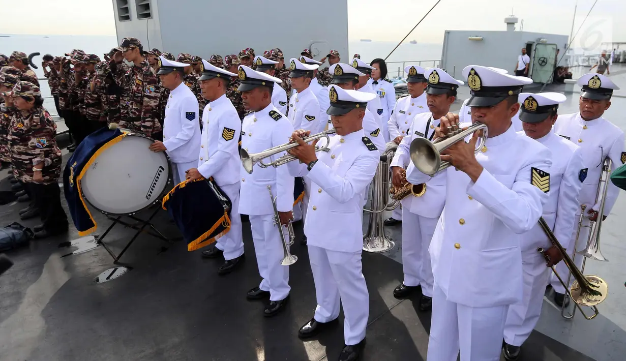 Defile pasukan Angkatan Laut saat mengikuti upacara Hari Pahlawan dari atas KRI dr.Soeharso 990 di Perairan Pulau Damar, Teluk Jakarta, Jum'at (10/11). Upacara Hari Pahlawan ini bertema"Perkokoh Persatuan Membangun Negeri". (Liputan6.com/Johan Tallo)