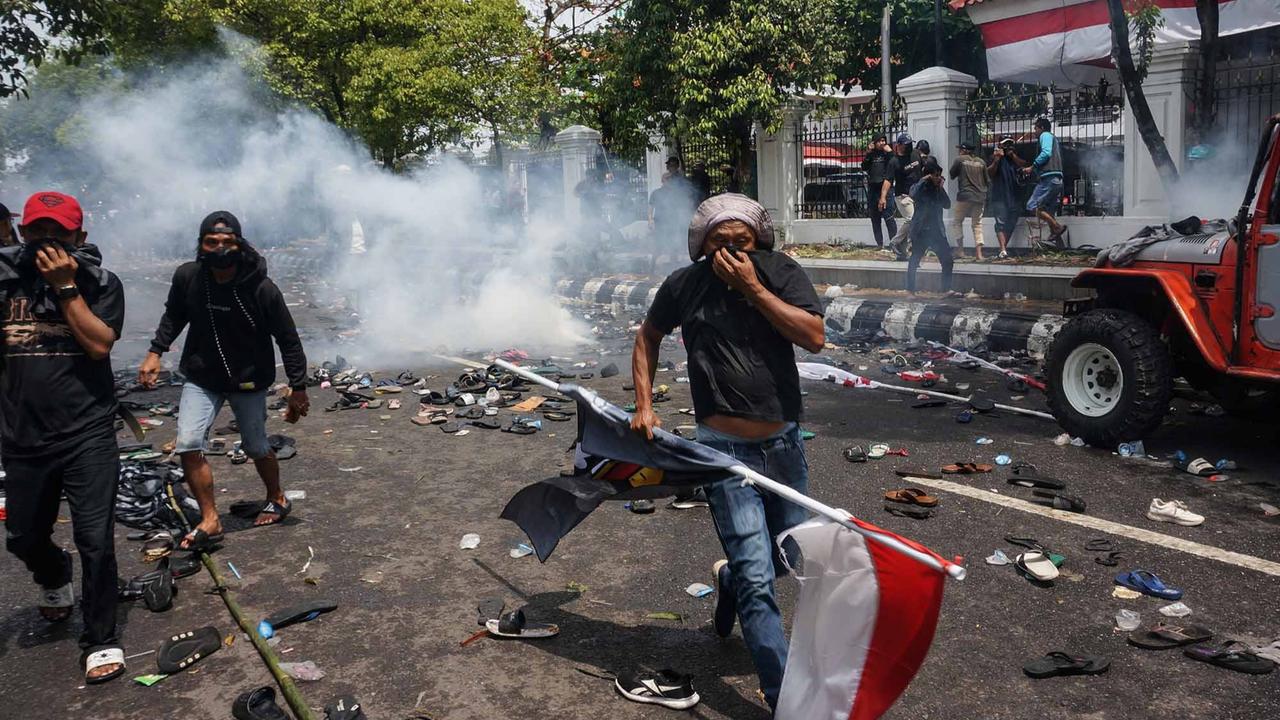 FOTO: Pati Bergejolak, 100 Ribu Massa Turun ke Jalan
