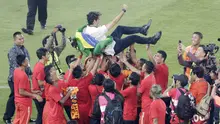 Pelatih Persija Jakarta, Stefano Cugurra Teco, diangkat pemain saat selebrasi juara Liga 1 di SUGBK, Jakarta, Minggu (09/12). Persija Jakarta menang 2-1 atas Mitra Kukar. (Bola.com/M Iqbal Ichsan)