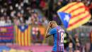 Meskipun begitu, penampilannya sedikit tercoreng dengan kartu merah yang ia terima pada menit ke-69. Dikutip dari situs Opta, Alves menjadi pemain Barcelona pertama yang mencetak gol, assist, dan menerima hukuman kartu merah dalam satu pertandingan Liga Spanyol sejak 2004/05. (AFP/Josep Lago)