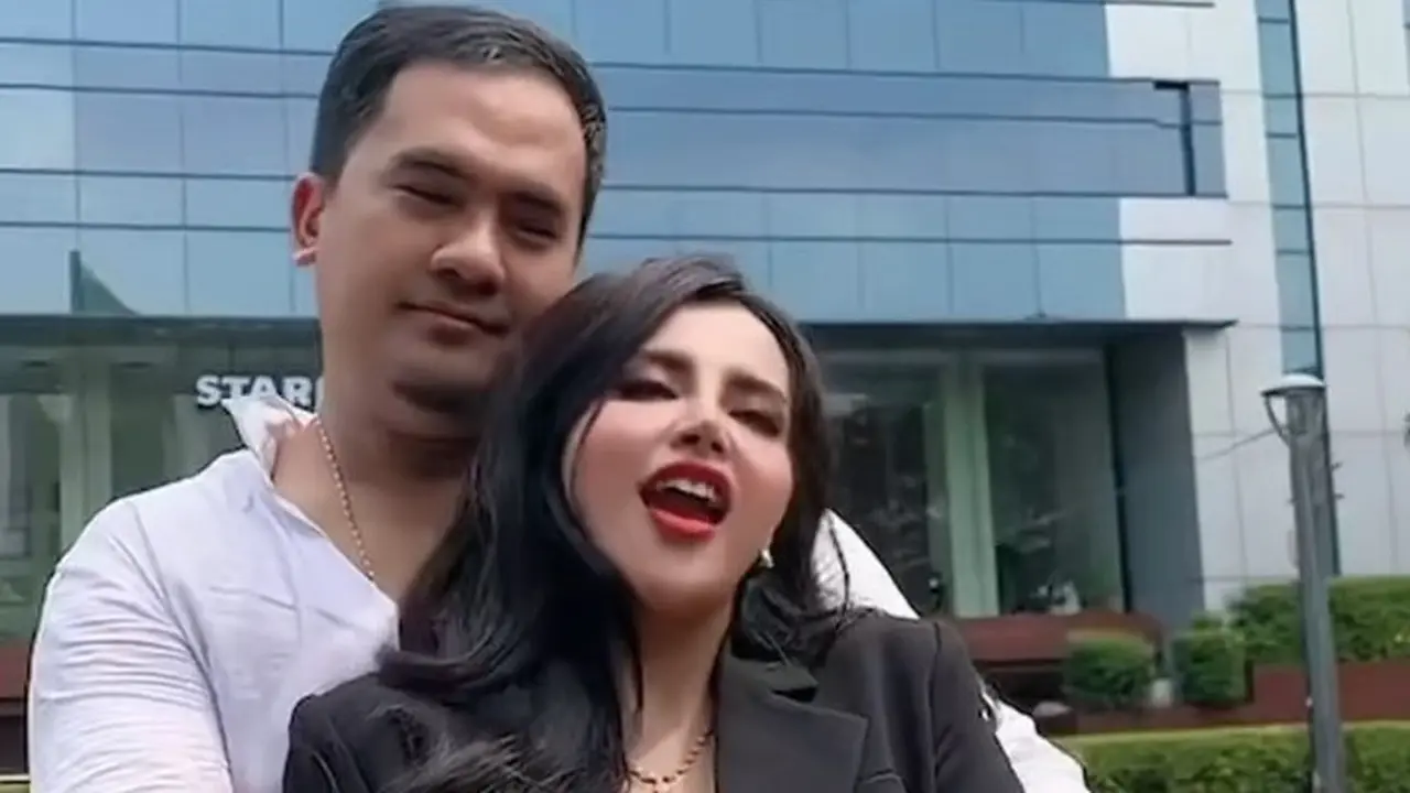 Saipul Jamil memperkenalkan karya musik terbaru. Kali ini berduet dengan Novi Rizki (https://www.instagram.com/p/Cgdt9idgbo9/)