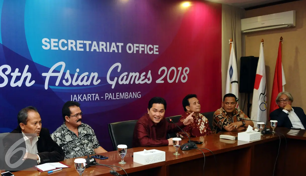 Ketua KOI, Erick Thohir (ketiga kiri) memberikan keterangan pasca insiden di Sarinah (14/1) lalu di Jakarta, Jumat (15/1/2016). Erick berharap olahraga di Indonesia tetap terus berjalan dan tidak terpengaruh apapun. (Liputan6.com/Helmi Fithriansyah)
