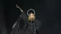 Madonna tampil di konser pamungkasnya dalam rangkaian The Celebration Tour di Pantai Copacabana, Brasil, Sabtu (4/5). (AP Photo/Silvia Izquierdo)