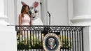 Melania Trump berpidato saat perayaan Paskah ke-139 di Truman balkon Gedung Putih, Washington, Senin (17/4). Acara Paskah tahunan ini juga dimeriahkan dengan lomba menggelindingkan telur. (AP Photo/Carolyn Kaster)