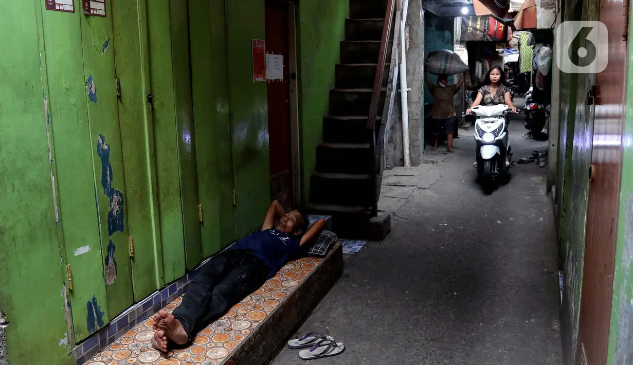 Guna meminimalisir berulangnya kebakaran, khususnya di wilayah padat penduduk, Gubernur Jakarta Pramono Anung mendorong setiap Rukun Tetangga (RT) di Jakarta untuk memiliki minimal dua unit APAR sebagai langkah preventif. (Liputan6.com/Herman Zakharia)