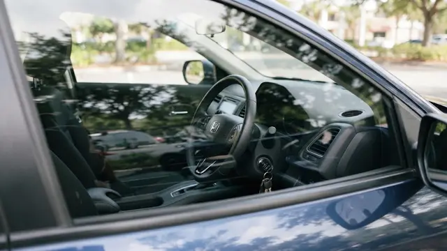 Kunci Mobil Tertinggal di Dalam Mobil