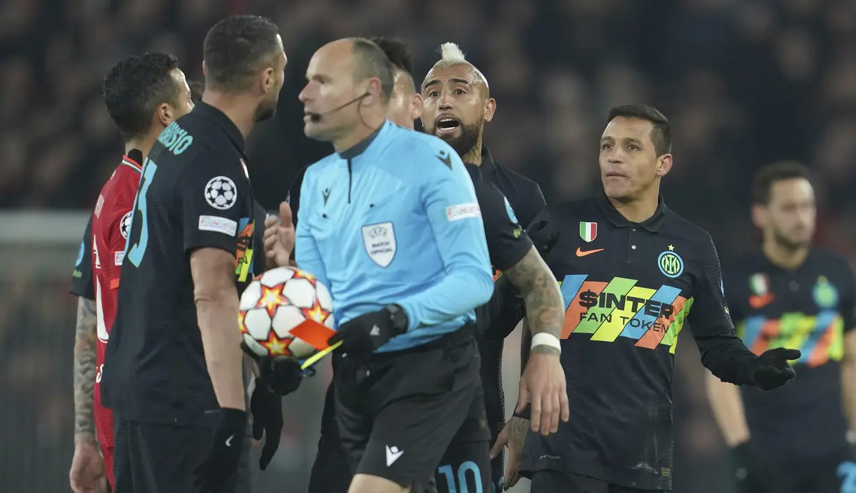 Alexis Sanchez. Terbaru, striker Inter Milan ini mendapat kartu merah akibat akumulasi kartu kuning saat melanggar Joel Matip di menit ke-63 saat dijamu Liverpool di leg kedua babak 16 Besar Liga Champions 2021/2022, 8 Maret 2022. Inter menang 1-0, namun gagal lolos ke perempatfinal. (AP/Jon Super)