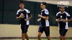 Pemain Timnas Indonesia, Mees Hilgers, Shayne Pattynama, dan Asnawi Mangkualam (kiri ke kanan) mengikuti latihan menjelang laga Kualifikasi Piala Dunia 2026 melawan Bahrain di Hamad Town Youth &amp; Sports Ground pada Senin (07/10). (Dok. PSSI)