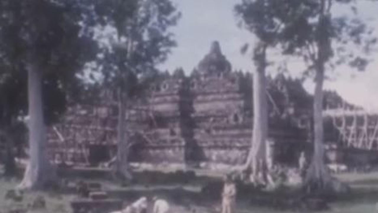 Pemugaran pertama dilakukan pada tahun 1907-1911 oleh pemerintah Hindia-Belanda dengan dipimpin oleh teknisi sipil militer bernama Theodor Van Erp.