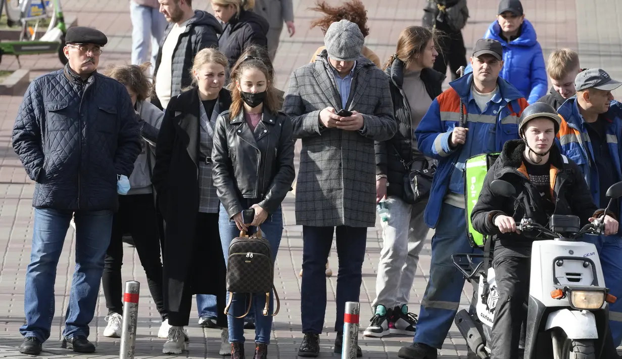 Orang-orang, beberapa dari mereka mengenakan masker, melakukan bisnis mereka Jalan utama Khreshchatyk, Kyiv, Kamis (21/10/2021). Infeksi dan kematian virus corona di Ukraina telah melonjak ke level tertinggi sejak pandemi covid-19 di tengah laju vaksinasi yang lamban. (AP Photo/Efrem Lukatsky)